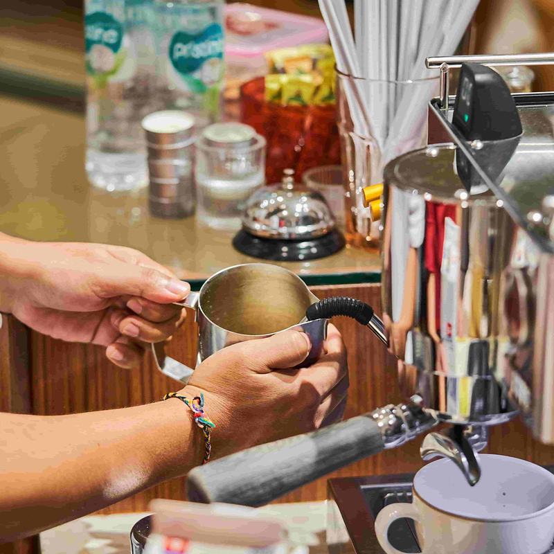 Barista meracik kopi
